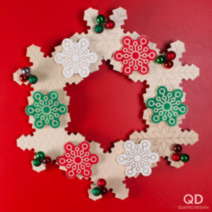 Couronne de flocons de bois blanc