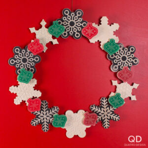 Couronne de flocons et boules de bois