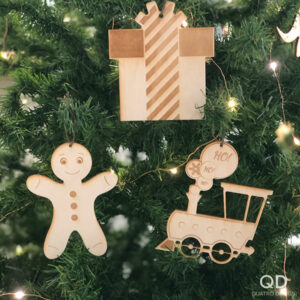 Ornements de bois « Jouer sous le sapin »